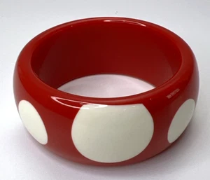 Brazalete Brazalete Vintage Lucite Rojo y Blanco Lunares Simulado Baquelita - Imagen 1 de 11