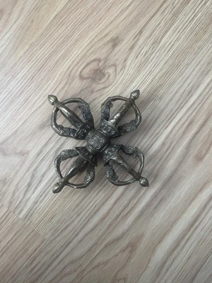 Старинный тибетский бронзовый двойной ваджра дордже: гималайский буддийский ритуальный инструмент - Изображение 1 из 4