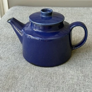 Tetera vintage Arabia Finlandia Kilta azul mediados de siglo cerámica - Imagen 1 de 9