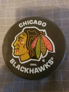 Disco de juego de hockey de la NHL recuerdo básico oficial del equipo Blackhawks - Imagen 1 de 2