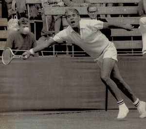 Foto AP Wire 1972 Kent Championships Beckenham tenista Pancho Gonzales - Imagen 1 de 2