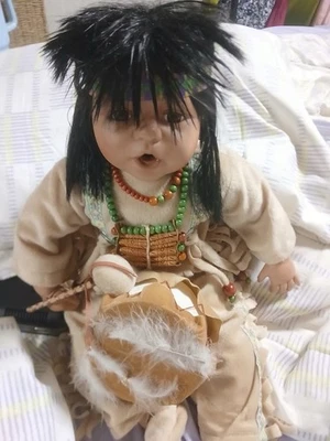 Muñeca de porcelana vintage rara colección Cathay 1-5000 muñeca niño nativo americano Foto 1 de 4