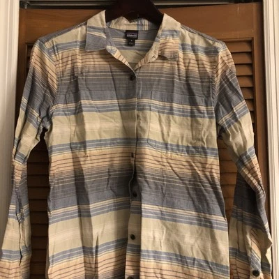 Camisa feminina PATAGONIA média com botões blusa de algodão orgânico listrada - Imagem 1 de 4