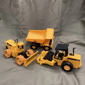 Konvolut 3! 1998 Mattel Yellow Cat Bulldozer Traktor Muldenkipper 1999 Verdichter - Bild 1 von 11
