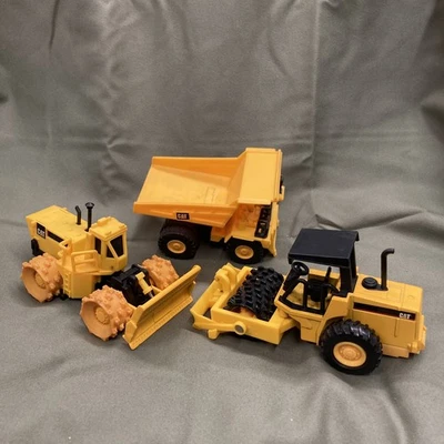 lot Of 3! 1998 Mattel Yellow Cat Bulldozer Tractor Dump Truck 1999 Compactor - Image 1 of 4