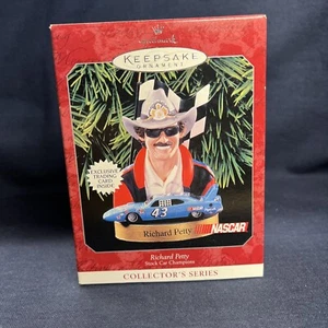 Ornamento Hallmark 1998 Richard Petty Stock Car Nascar #2 in serie (NUOVO) - Foto 1 di 4