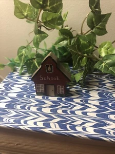 Mini casa scuola in legno dipinta a mano alta 1,5 pollici - Foto 1 di 4