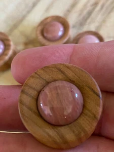 PAR DE PENDIENTES DE MADERA DE OLIVO Y PIEDRA DE ÁGATA ROSA TAPONES MEDIDORES TAPÓN DE CALIBRE TÚNELES - Imagen 1 de 3