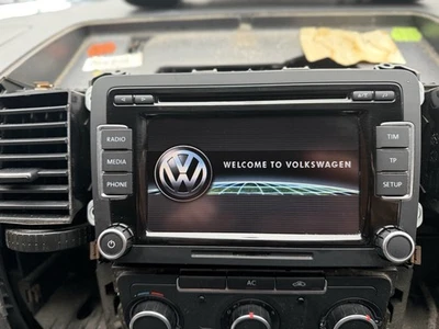 VW TRANSPORTER RADIO/ 6 CD PLAYER HEAD UNIT 3C8035195 WITH CODE - Image 1 of 4