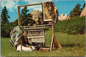 Postal de Colorado Springs "FLYING W RANCH Chuckwagon Suppers / Alfombra Navajo Tejedor - Imagen 1 de 2
