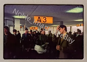 1970 Schiphol Airport Terminal Amsterdam studenti al gate A3 diapositiva Agfachrome - Foto 1 di 2