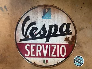 Insegna Vespa Service Servizio Uomo Italiano Grotta Arrugginita Usurata dalle intemperie Piaggio - Foto 1 di 3