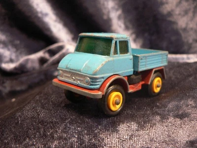 UNIMOG, Blau Rot, gelbe Felgen / schwarze Reifen MATCHBOX 1 - 75: Nr. 49, um1970 - Bild 1 von 4