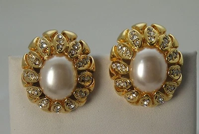Pendientes domo Joan Rivers vintage en caja tono dorado grandes ovalados de perlas y diamantes de imitación Foto 1 de 4