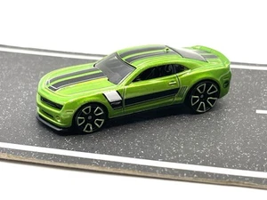 Chevy Camaro 2013 suelto Hot Wheels edición especial (verde caza del tesoro) #143 - Imagen 1 de 4