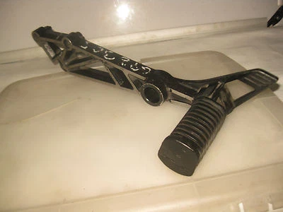 Soporte de montaje izquierdo Kawasaki 1983 GPZ 305 GPZ305 y estribo trasero Foto 1 de 4