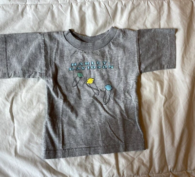 Camiseta De Colección Harley Davidson Wisconsin Camiseta Gris Bebé Prendedores Alas Logo EE. UU. 24 M 2T Foto 1 de 4