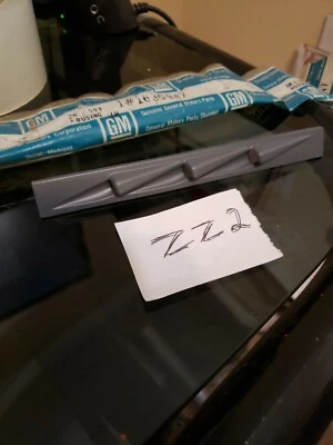 NOS GM 1636947 前光纤边框 85-88 凯迪拉克 86-89 埃尔多拉多 163694 — 第 1/4 张图片