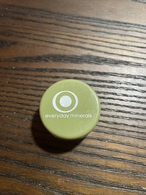 Base intensiva Everyday Minerals en polvo suelto tono “melocotón” 4 gramos Foto 1 de 3