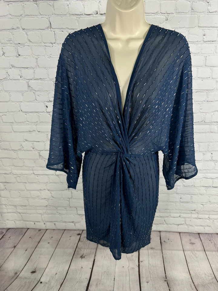 Vestido túnica de manga corta con cuentas transparentes azul cuello en V torcido delantero 4 de Asos Foto 1 de 4