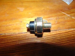 Interruptor de presión de aceite Triumph OEM 1230070-T0301 - Imagen 1 de 3