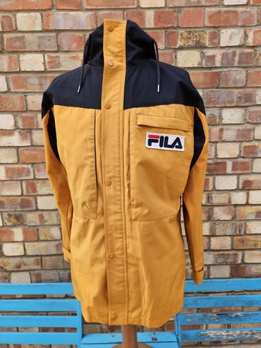 SUPREME Giacca Fila Born in Biella Italy Edizione Limitata Cappotto Impermeabile Senape UK Sm