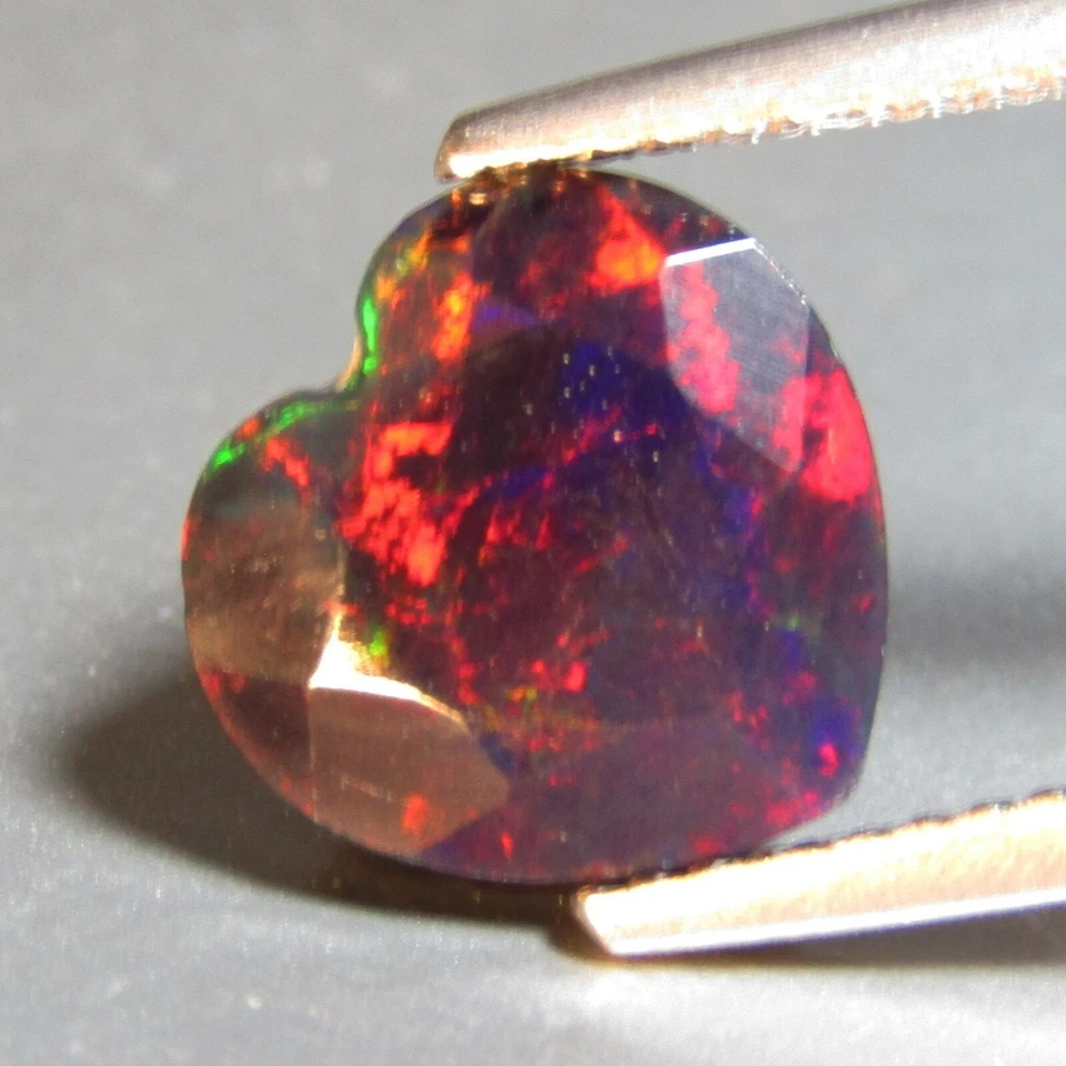 Натуральный черный опал 2,29 карата 10 мм драгоценный камень сердечной огранки из Эфиопии Ref-VDO  - Изображение 1 из 4