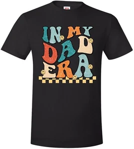 Camiseta Día del Padre - IN MY DAD ERA Doing Dad Sh*t Camiseta Estampada y Pegatina Gratis - Imagen 1 de 18