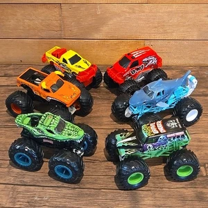 Monster Jam 6 Stück Diecast Monstertrucks Megalodon Grave Digger im Maßstab 1:64 - Bild 1 von 5