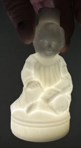 ANTIKES MILCHGLAS FIGUR BABY MIT BUCH PARFÜM KÖLN FLASCHEN UM 1880 SELTEN - Bild 1 von 7