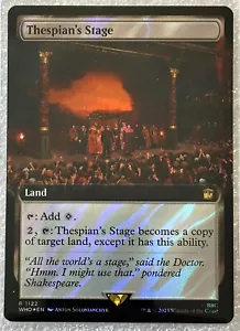 Thespian's Stage (Extended Art) (Surge Foil) Magic the Gathering, MTG Doctor Who - Foto 1 di 2