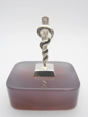 Bastone di Esculapio in Argento 925 su Agata - Asclepio - Fermacarte - Medico - Immagine 1 di 4