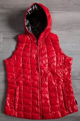 Chaleco con capucha Obermeyer para mujer talla grande rojo con estampado interior de leopardo acolchado Foto 1 de 4