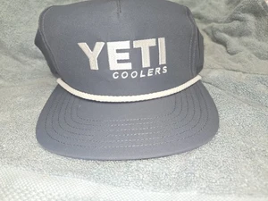 Yeti Coolers Sombrero Gris Snapback Gorra Camionero Bordado Logo Puerta Trasera Cuerda Adulto - Imagen 1 de 4
