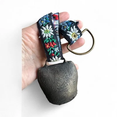 Antigo sino de vaca alpino alemão forjado à mão com alça floral bordada 9” X 2,5” - Imagem 1 de 4