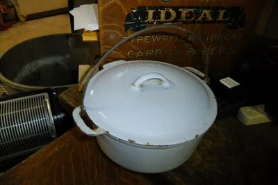 LOOK! Vintage 1930s Vollrath no.7 Enameled Dutch Oven Cast Iron NICE!!! - Image 1 of 4