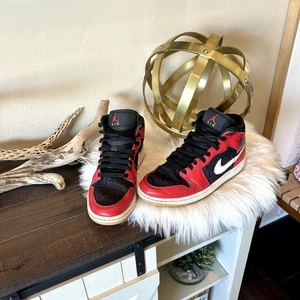 Nike Air Jordan 1 Mid SE 'Christmas' rot, schwarz, weiß DQ8417-006 Größe 9 - Bild 1 von 6