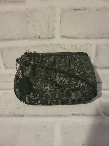 Borsa con cerniera da polso Coach nuova con etichette nero grigio argento monogramma finiture in pelle verniciata
