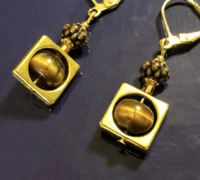 Pendientes genuinos ojo de tigre piedra palanca trasera chapada en oro. Cuadrado único Foto 1 de 2