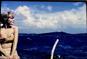 Foto original vintage diapositiva atractiva mujer en bikini disfrutando del agua - Imagen 1 de 1