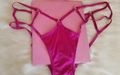 VICTORIA'S SECRET MUY SEXY PIERNA ALTA TIRAS HERRAJES DESCARADOS PANTY GRANDE ROSA Foto 1 de 4