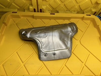 Porsche Cayenne S 2011-2016 OEM 4,8 L cabezal de escape lateral derecho protector térmico Foto 1 de 4