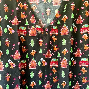Blusa Médica Gingerbread House People para Mujer MÁS Talla 2X - Nueva con Etiquetas Vacaciones de Navidad - Imagen 1 de 2