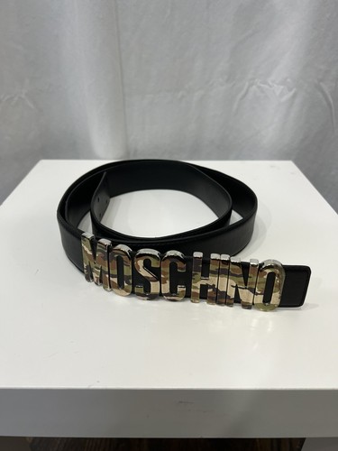 Cintura con fibbia Moschino in pelle nera mimetica con logo in metallo taglia 60