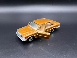 Yatming Vintage Mercedes 450 SEL Gold Opening Doors Hong Kong HK No 1061 - Picture 1 of 4