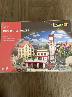Faller 130159 Moderne Feuerwache + Faller 151637 Feuerwehrkräfte Ungeöffnet - Bild 1 von 3