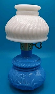 Lampada da corteggio Avon blu con paralume bianco 5 fl oz piena 6 1/2" alta 3 1/2" larghezza - Foto 1 di 10