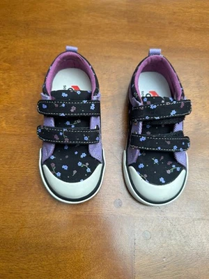Zapatillas See Kai Run moradas con flores niño talla 9 Foto 1 de 3
