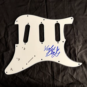 Violet Days signed Pickguard mit Proof (Musik Autogramm KEINE CD / Vinyl) - Bild 1 von 2