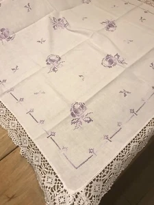 Tovaglia in tessuto di puro lino con ricami di rose color lavanda sfumato - Foto 1 di 14